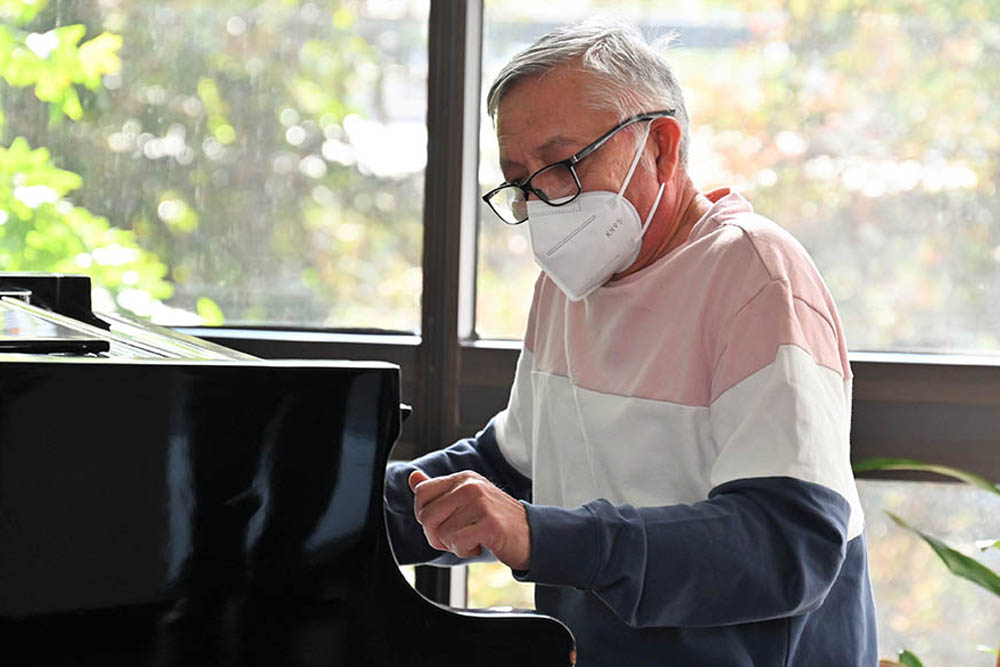 Prostate cancer patient Patrick Palomo plays piano