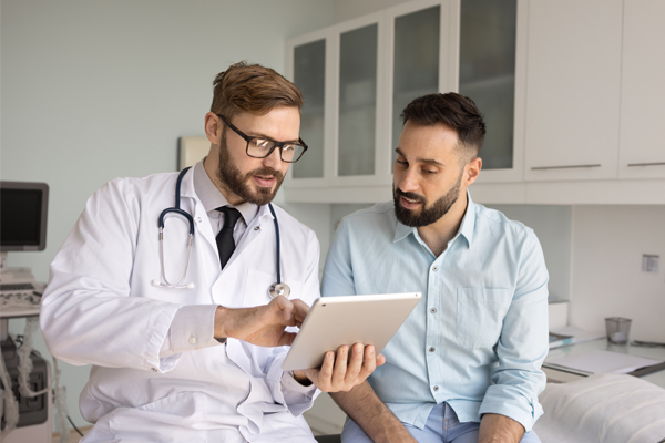 A nutritionist speaks with a patient who has an irritable bowel disease.